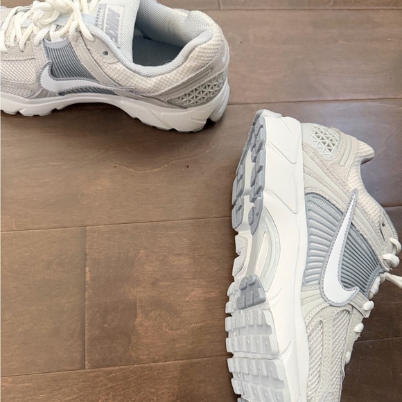 Nike Vomero Women's Gray and White Running Shoes - Picture 5 of 7